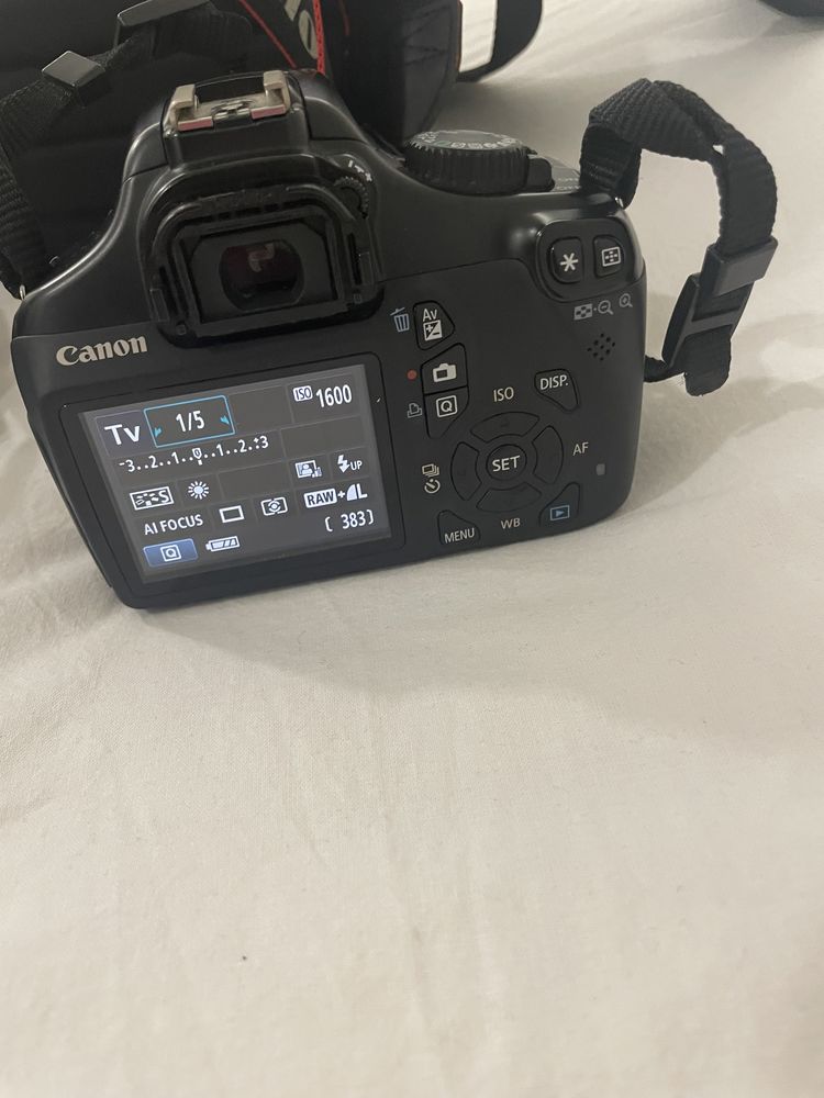 Máquina fotográfica, usada, Cânon 1100D