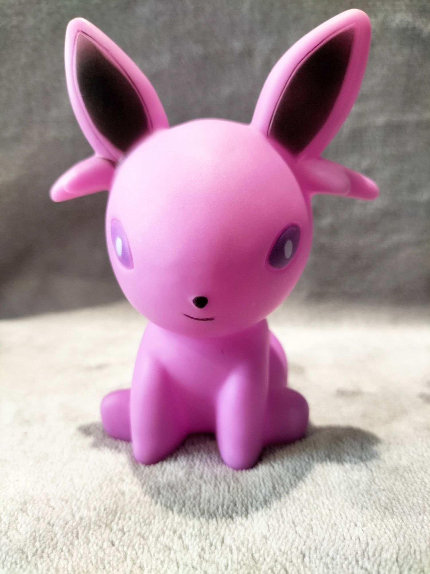 Mała urocza fioletpwa  lampka Pokemon Eevee