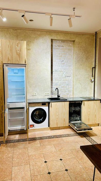 Ярославська, історичний центр, Поділ 2-к. квартира. Оренда