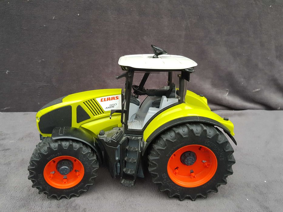 Bruder Claas Axion 950 Traktor