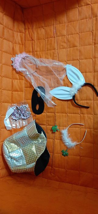 Маски, маскарадні шапки, прикраси для дітей і дорослих