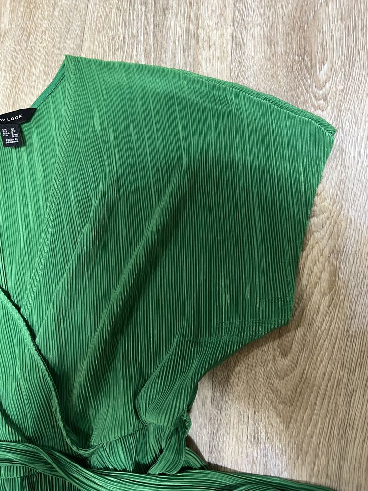 Зеленый плиссированный комбинезон укороченный летний с штанами палаццо