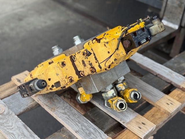 rozdzielacz hydrauliczny duży do wiertnicy bauer