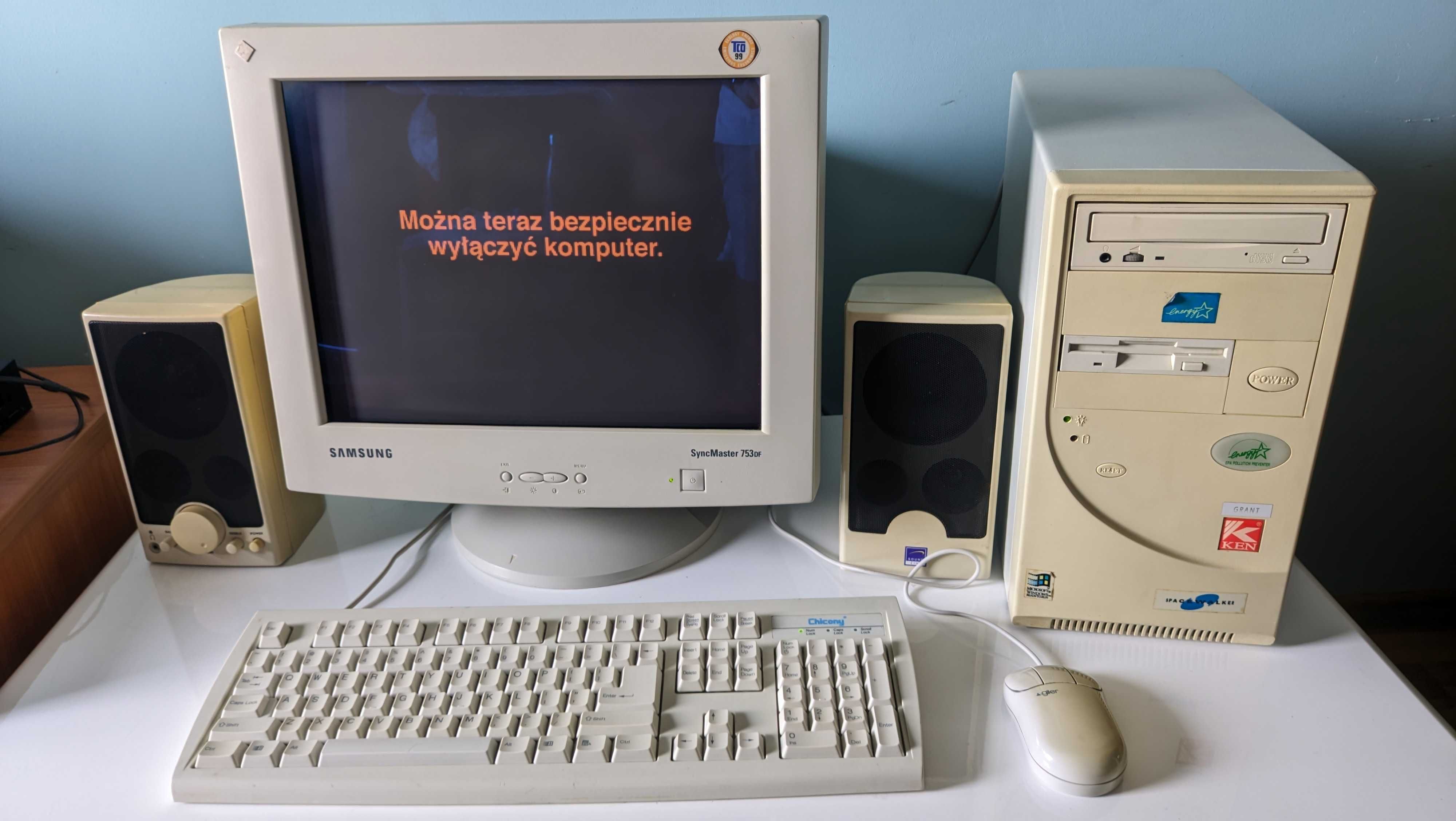 Retro komputer - jednostka+monitor CRT+klawiatura+mysz+głośniki