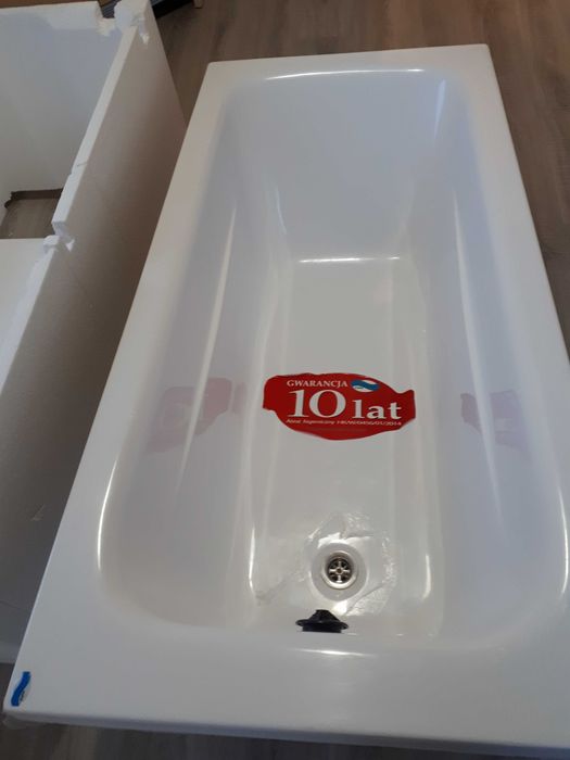 Wanna akrylowa 150x70 Armatura Fala z obudową + syfon + przelew - nowa