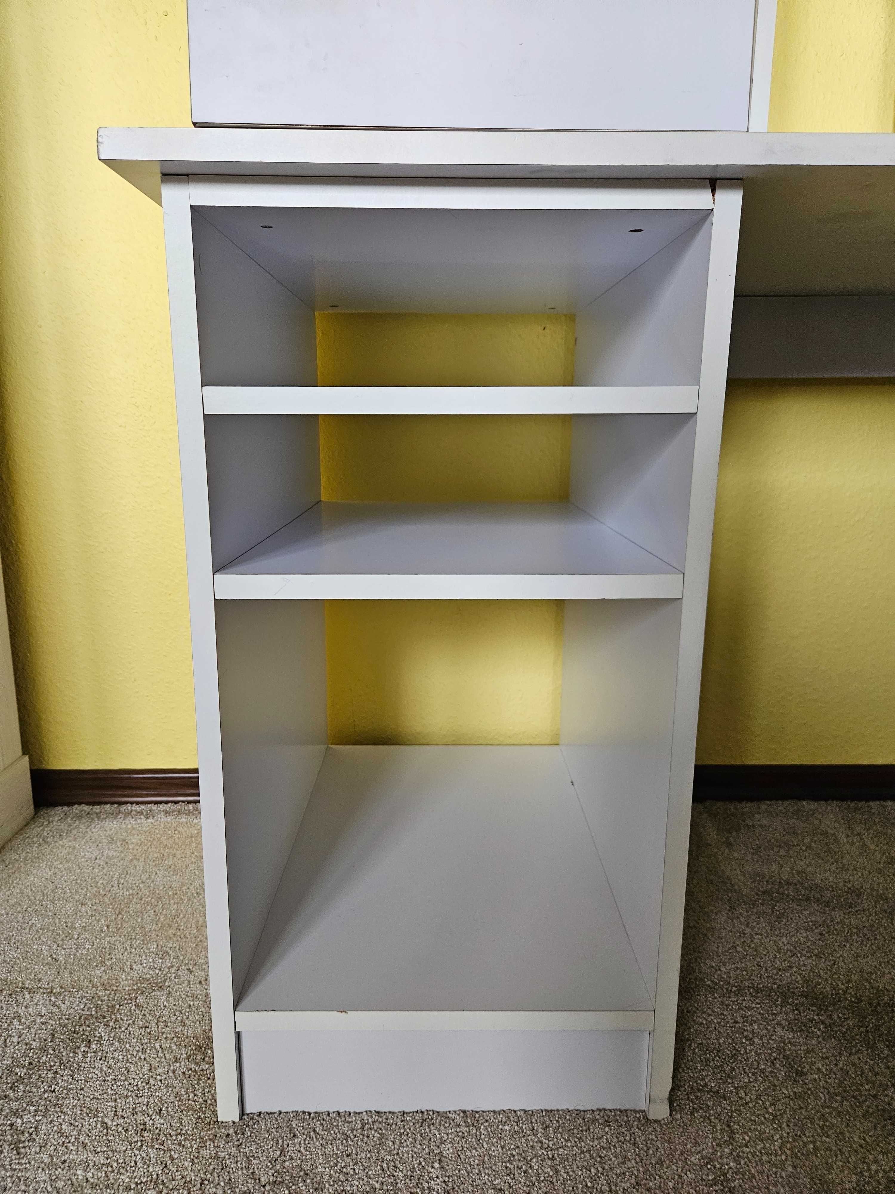 Białe BIURKO "a La" Ikea z półeczkami i szufladami