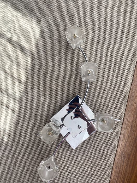 Красива люстра лампа гарний стан