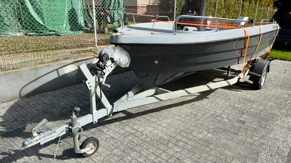 Łódka turystyczno-wędkarska z silnikiem elektrycznym i przyczepką