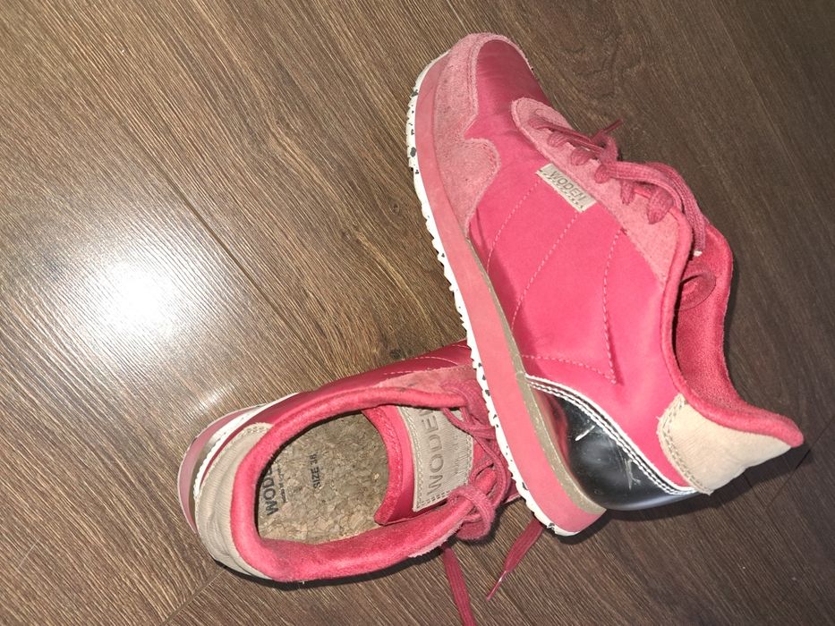 Buty Sneakersy marki Woden z wkładką z korka