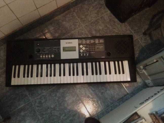 Yamaha YPT-230 61-Key Portable Keyboard