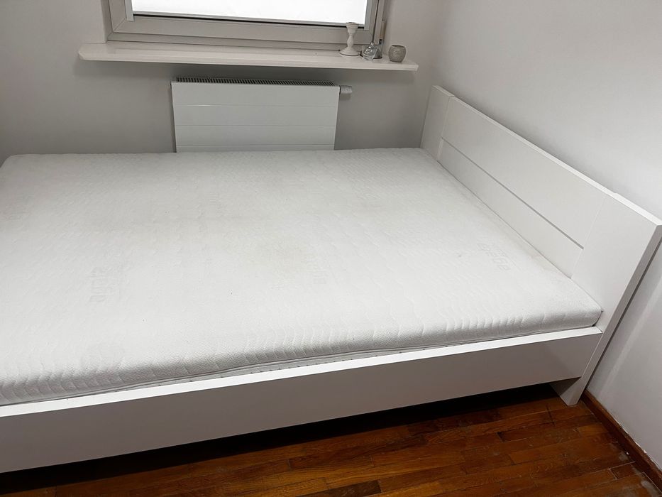 Łóżko z materacem