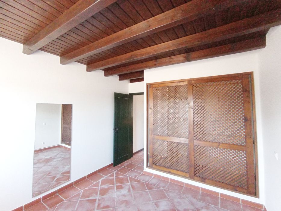 Arrendamento T2+1 garagem e espaço exterior