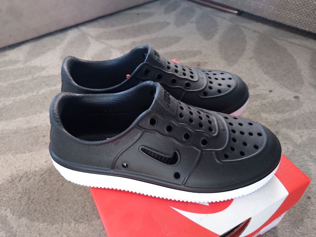 Sandałki Nike Foam Force 1    r.35 Sandały Crocs