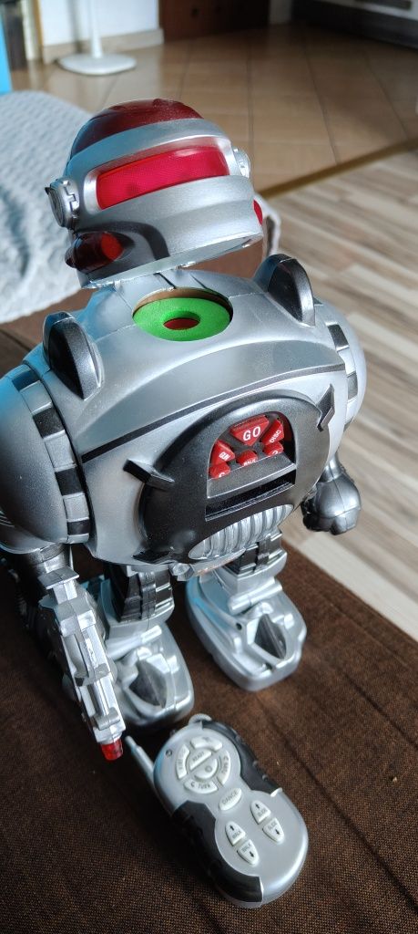 Robot strzela pilot