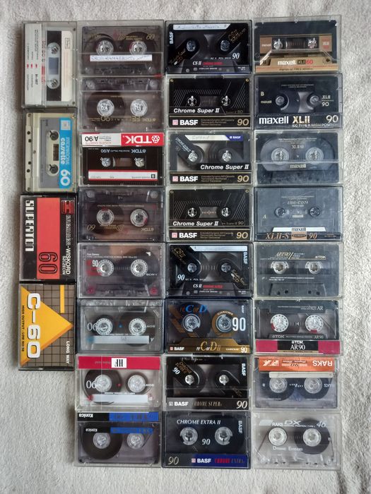Zestaw 28 kaset magnetofonowych.