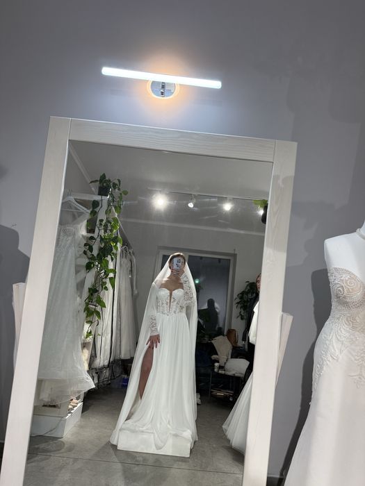 Весільна сукня з розрізом