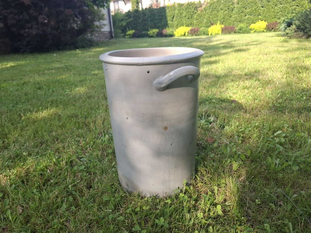 Stary pojemnik z kamionki