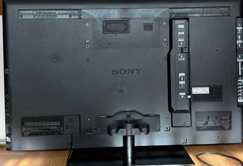 TV SONY BRAVIA Mod. KDL—40NX710 40“  (110cm)  L:94 cm A:58 cm.