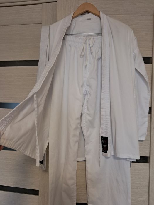 Продам Кимоно ( рост 160)