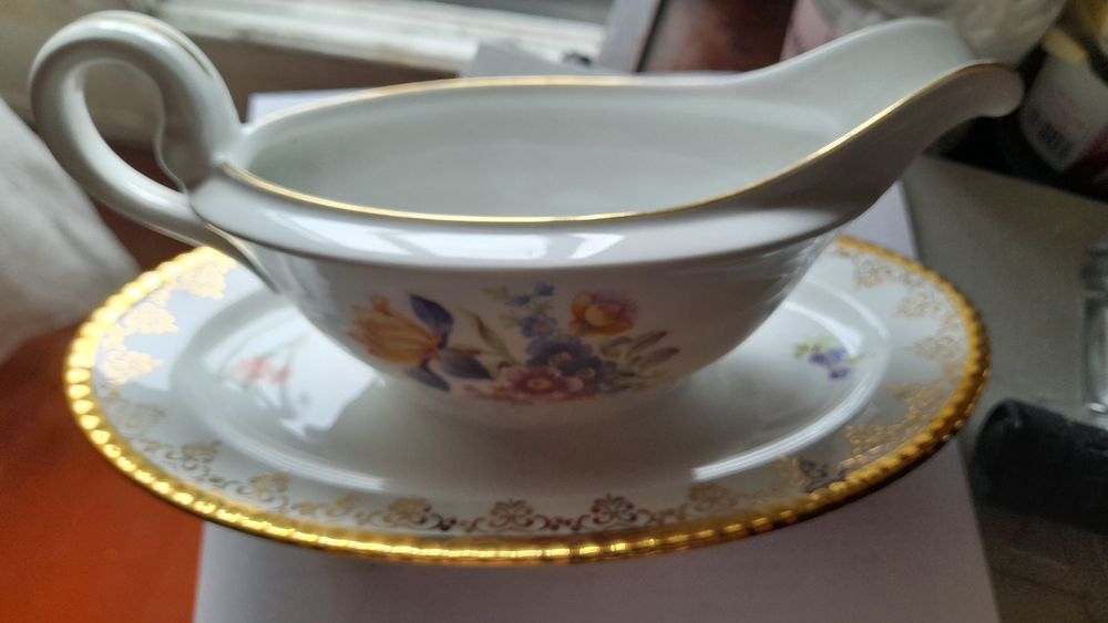 Продам соуснсницу фарфор недорого