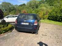 TOYOTA  Corolla Minivan z panelem dotykowym.