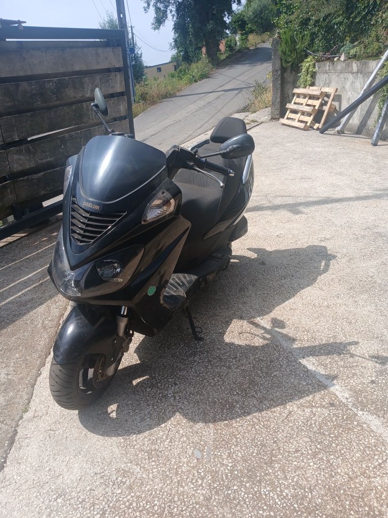Daelim 125 preta