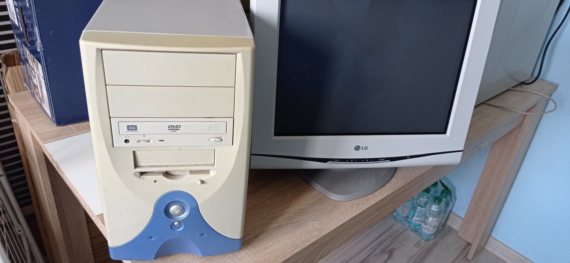 2 x komputer LG z nagrywarka DVD monitorem  płaskim klawiatura mysz