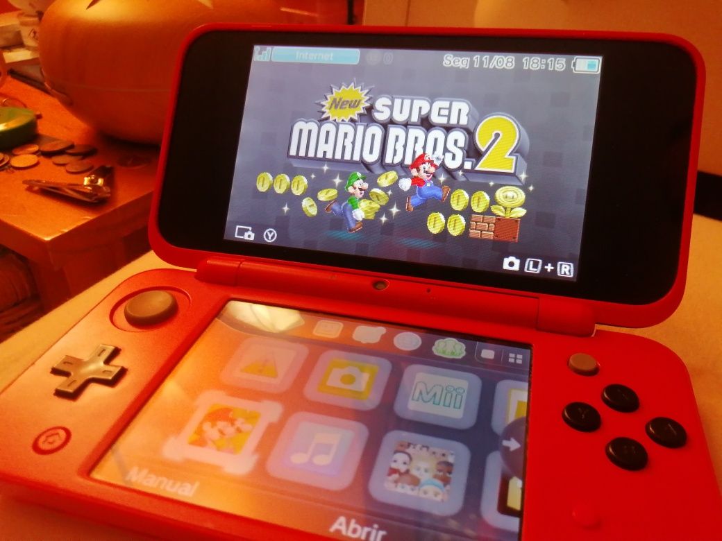 Nintendo 2DS XL edição pokeball.