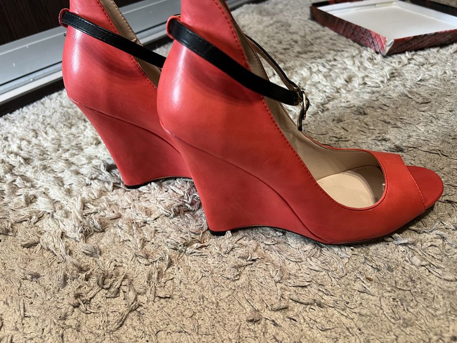 Босоніжки на танкетці