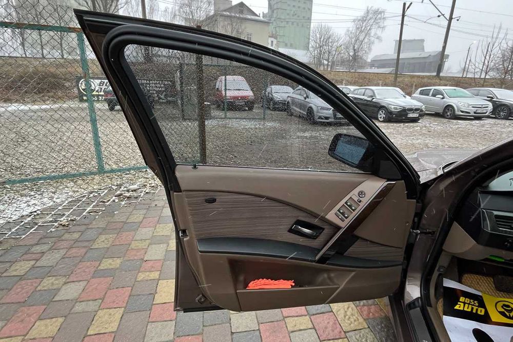 BMW 520I 2004 року