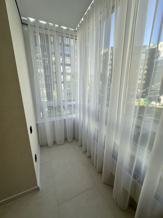 Продаю 2к з кухнею студією біля озера.