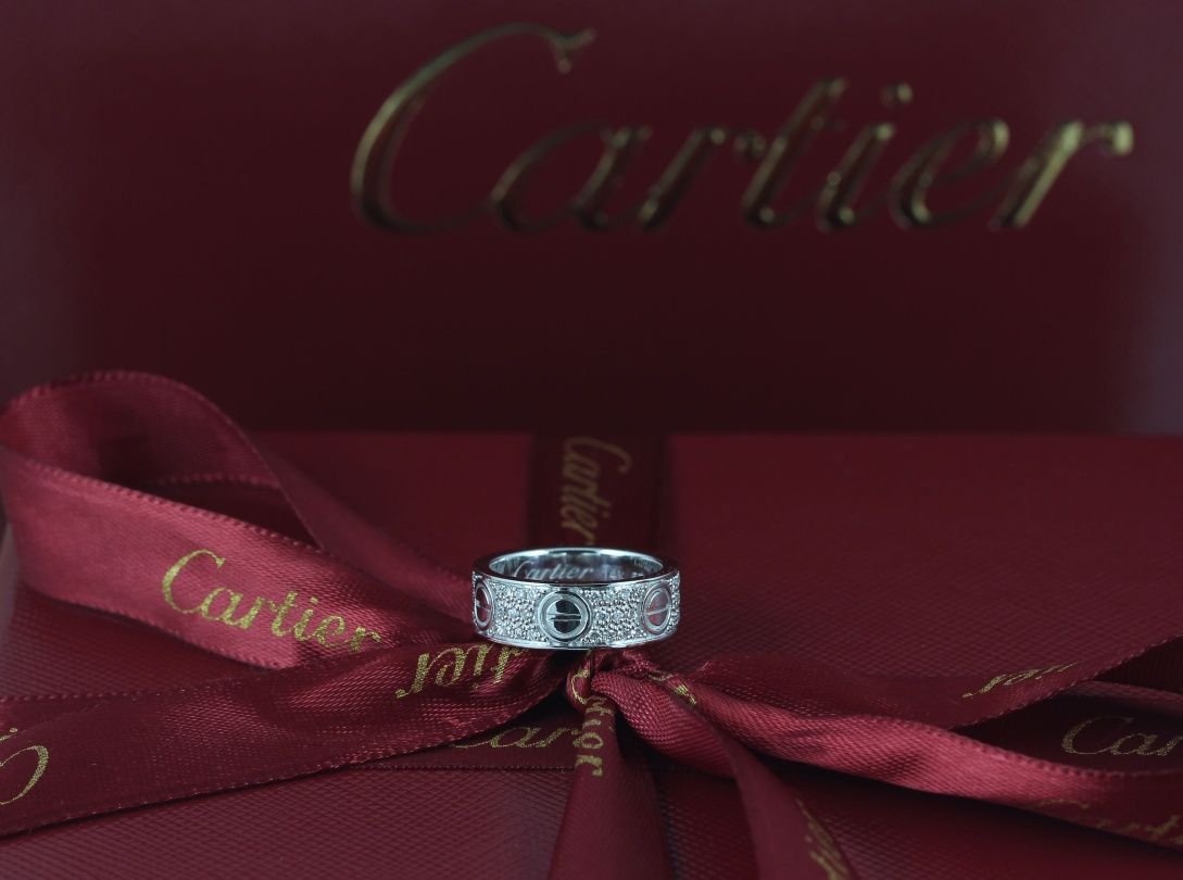 Золотое кольцо с бриллиантами Cartier LOVE