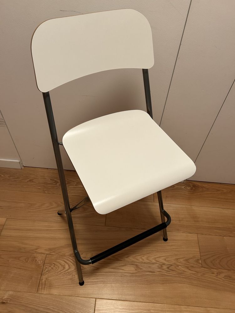 Dwa wysokie krzesła ikea