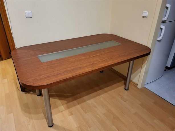 Solidny stół  166 x 100 x 71 cm.