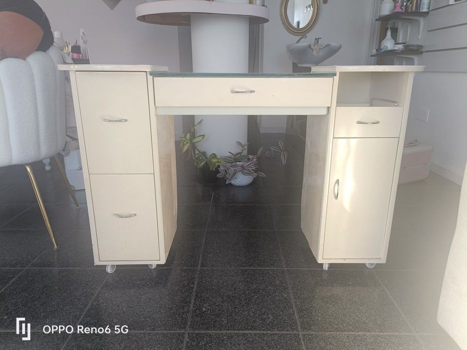 Mesa de manicure  com gavetas. 50.00