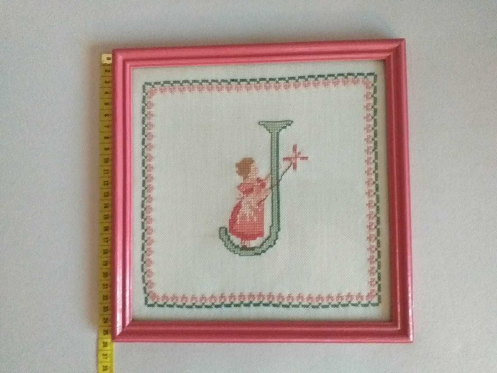 Quadro emoldurado em madeira rosa com bordado à mão letra J