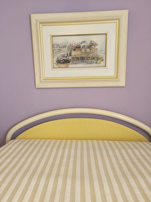 Conjunto de Quarto Bege e Branco com cabeceira, cómoda, mesas cabeceir