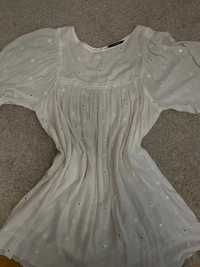 Biała sukienka ze srebrnymi dodatkami