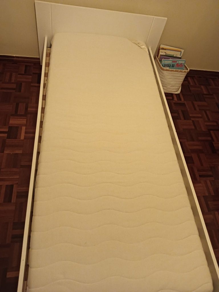 Cama para 1 pessoa usada, com estrado e gaveta.