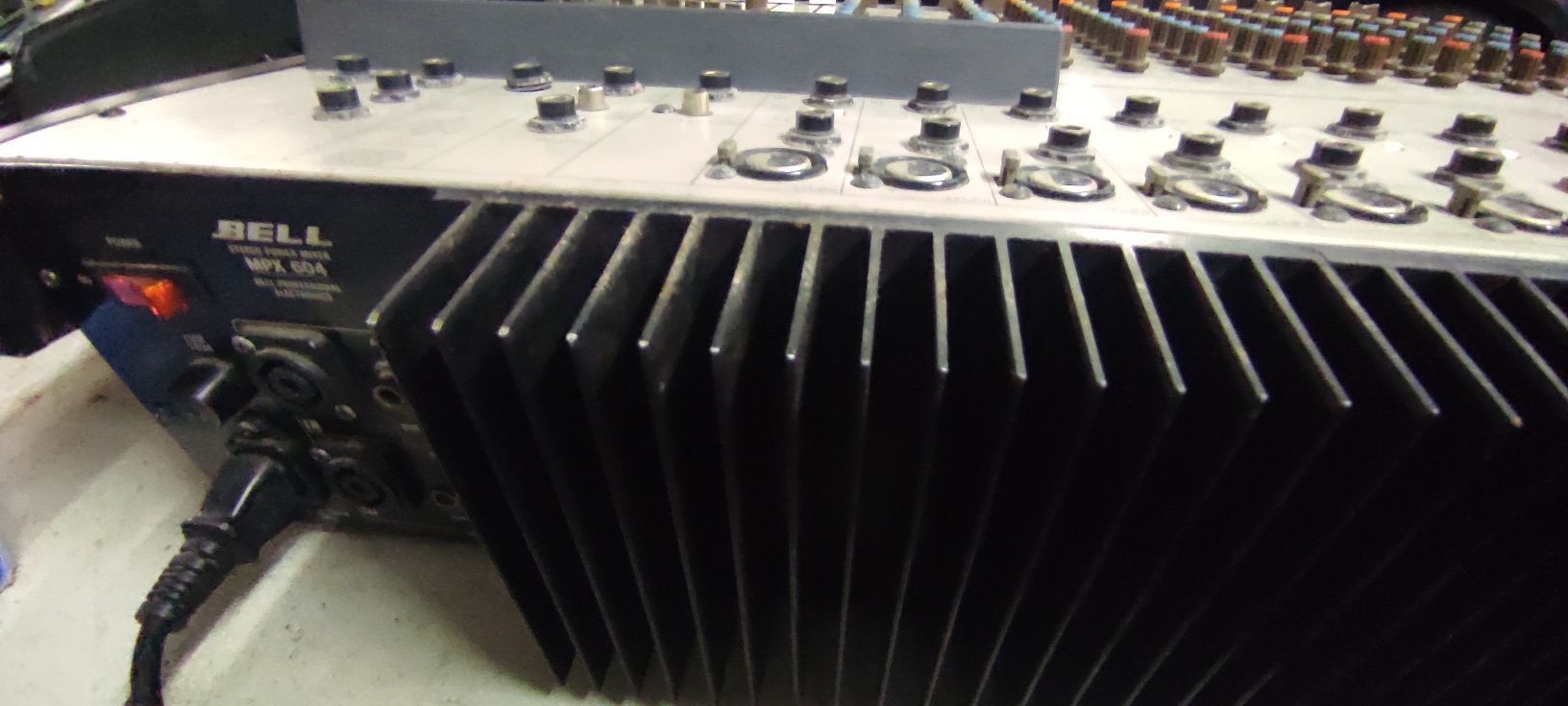Mesa de mistura amplificada 300w x 300w made in Japan12 canais+efeitos