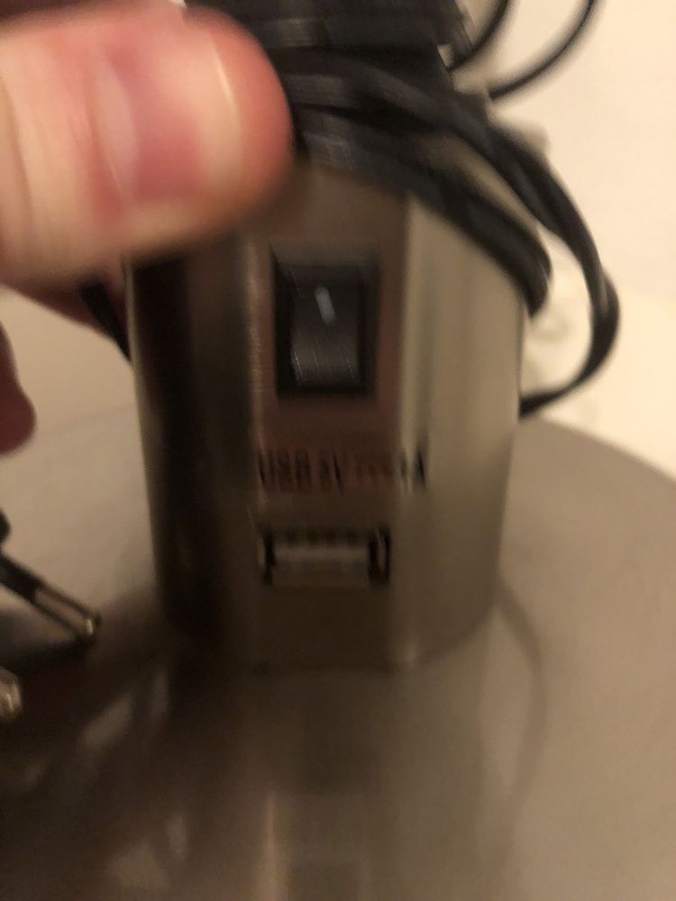 Lampka na biurko z wejściem USB