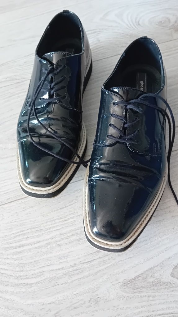 Sliczne buty na wiązanie,  mokasyny