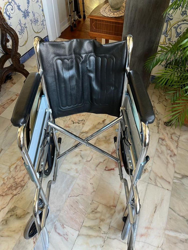 Cadeira clínica de rodas  nova