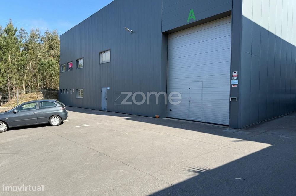 Armazém semi-novo em Romariz