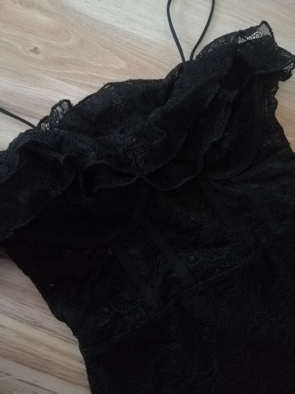 Czarna mini sukienka koronkowa na naramkach Bereshka XXS