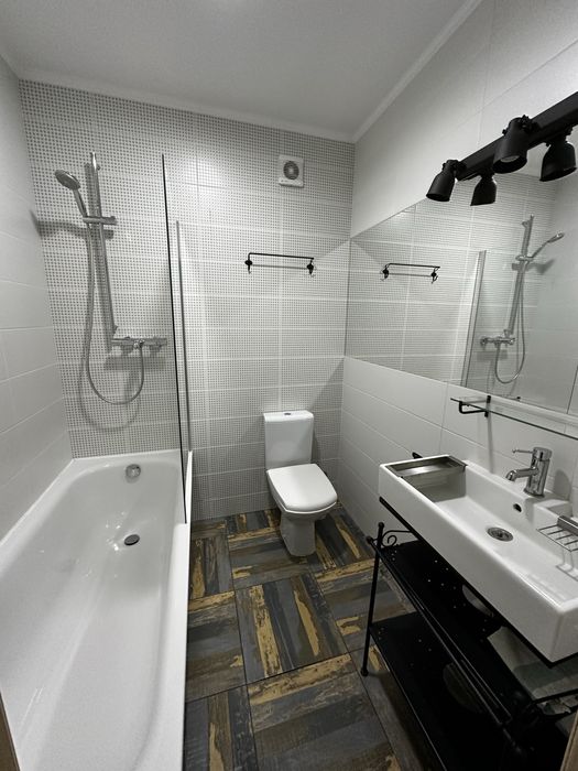 Продається простора 2-кімнатна квартира з коморою біля центру міста!