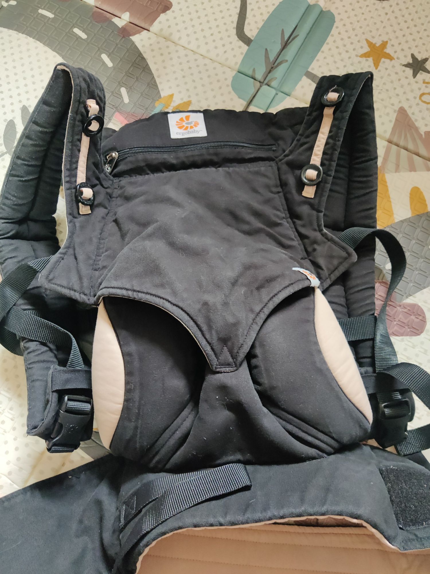 Mata edukacyjna Little Dutch, nosidło  Ergobaby, buty Emel