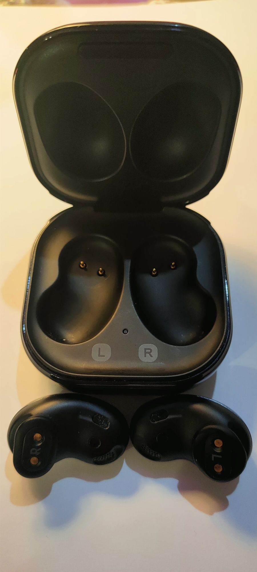 Samsung galaxy buds live.