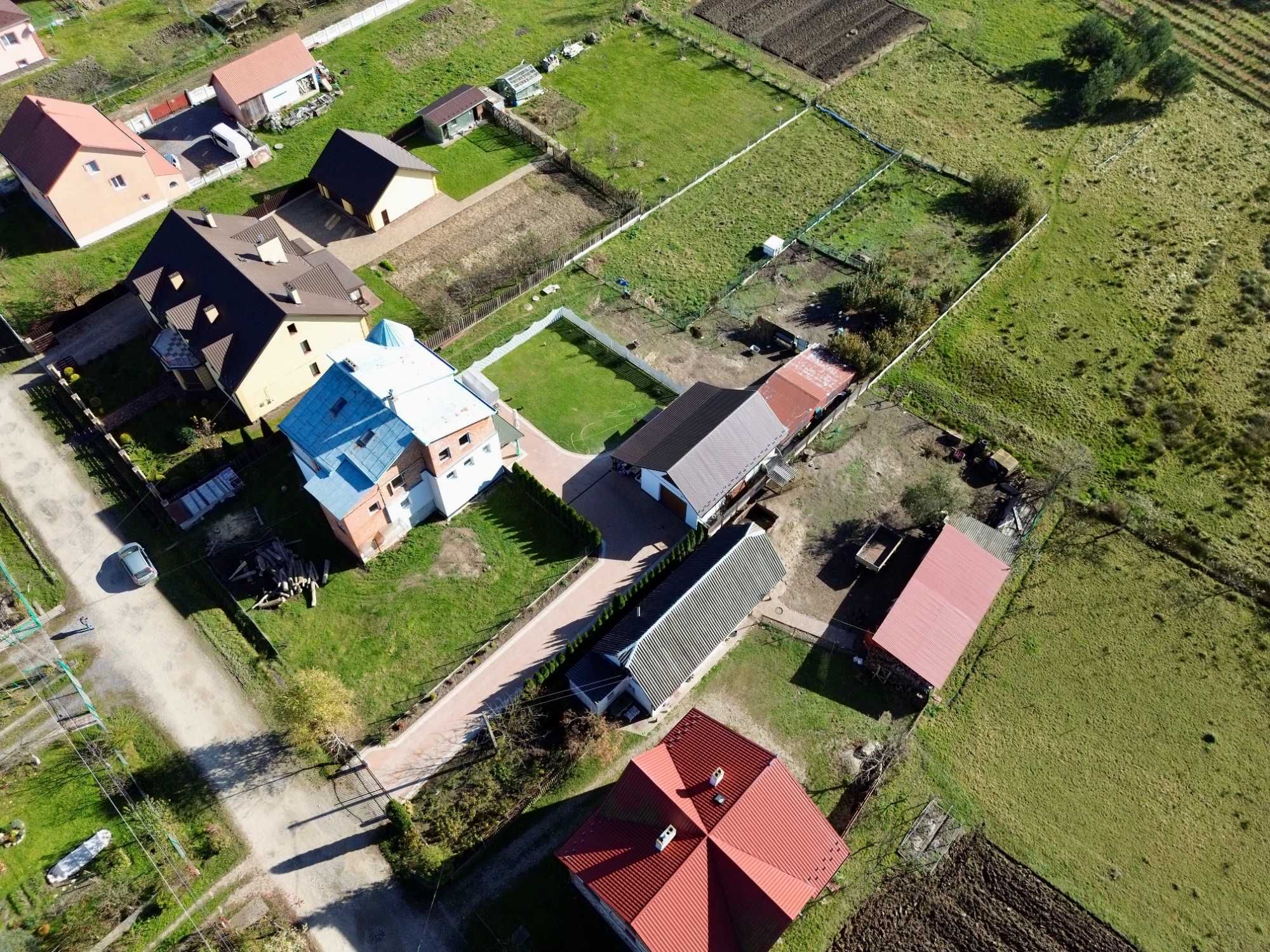 Продається частина цегляного будинку на вїзді в с.Лішня!!!