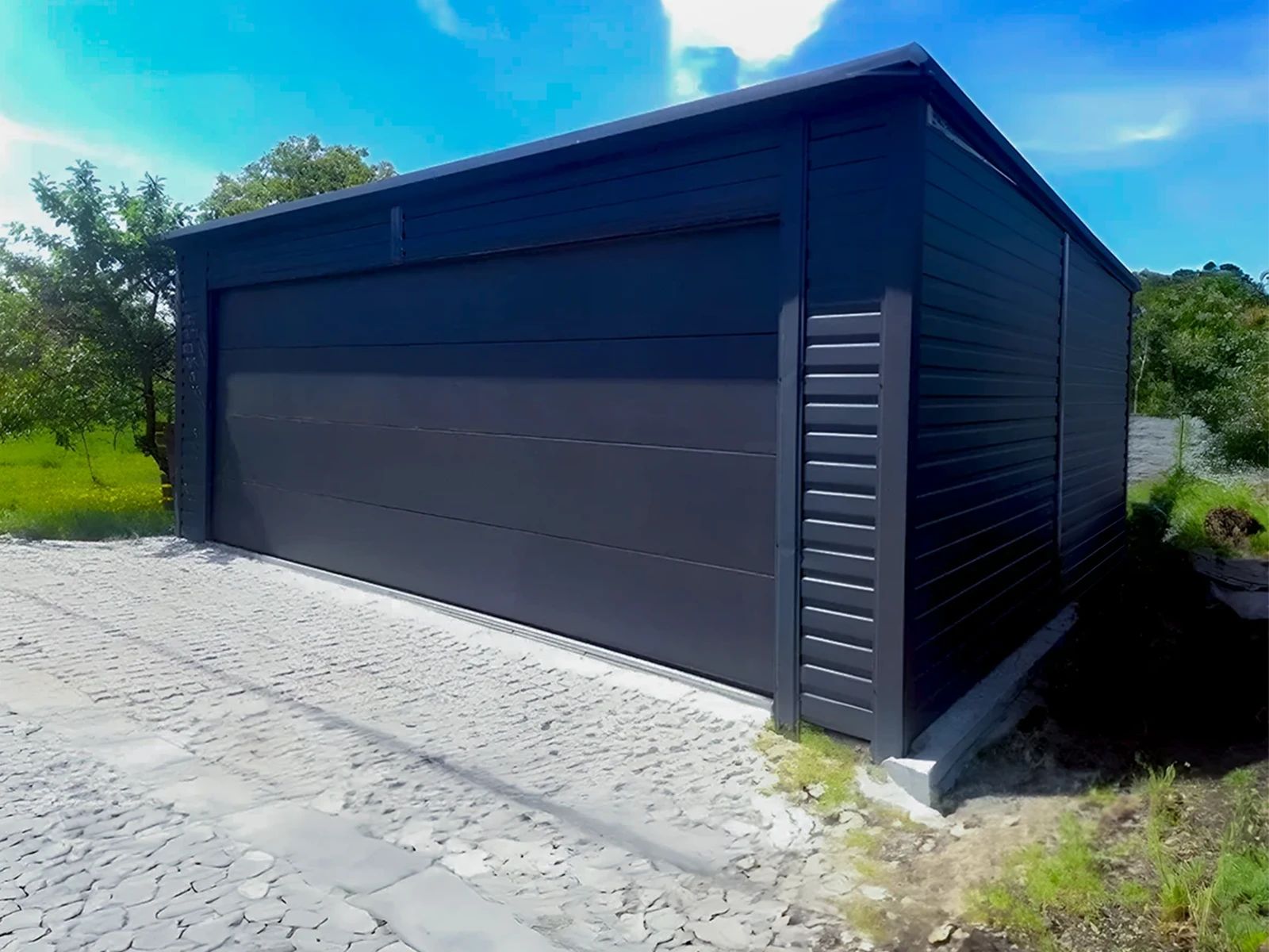 Garaż blaszany jednostanowiskowy 6x6 m -Dach jednospadowy, Brama segme